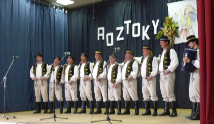 Vystúpenia skupín Hradek- ženy a muži