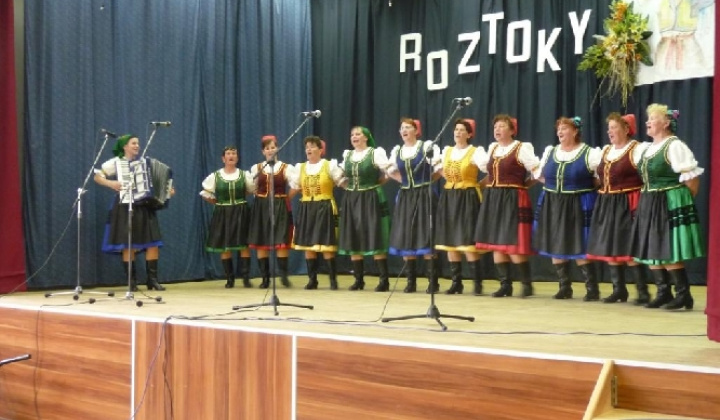 Vystúpenia skupín Hradek- ženy a muži